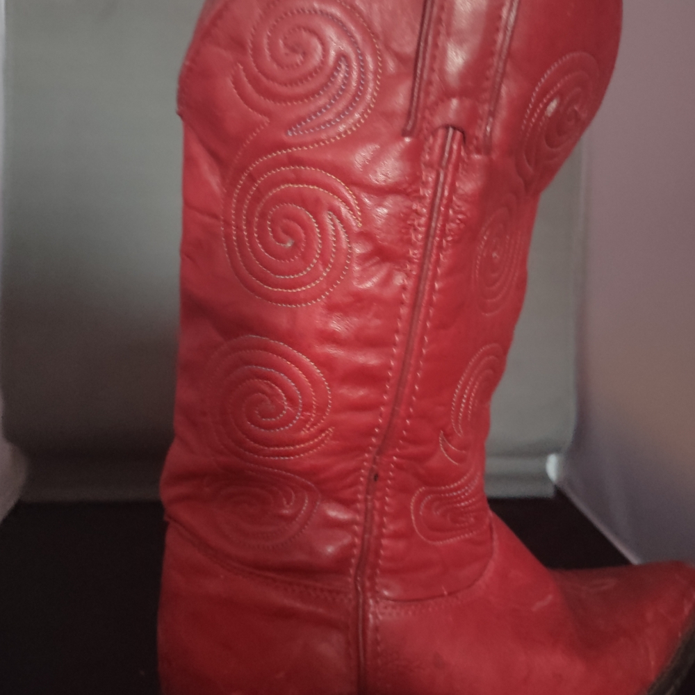 Elegant Red Swirl Heeled Boots - Picture 4 of 8